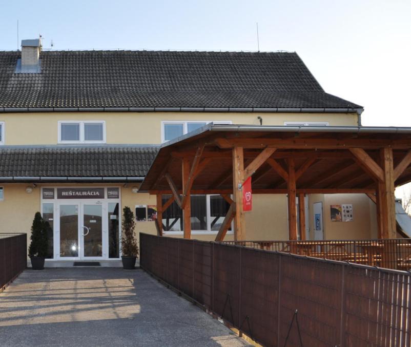 Sport Hotel Ostrov Trenčín Eksteriør bilde