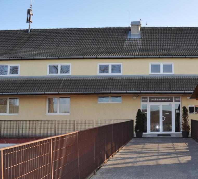 Sport Hotel Ostrov Trenčín Eksteriør bilde